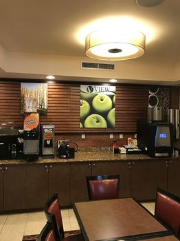 La Quinta Inn & Suites JFK Airport photo 3