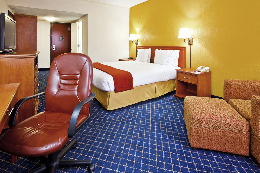 Holiday Inn Express & Suites Nashville-I-40 & I-24 Spence Lane image 1