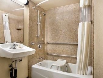 Howard Johnson Inn and Suites Reseda photo 2