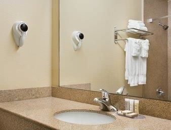 Howard Johnson Inn and Suites Reseda photo 3