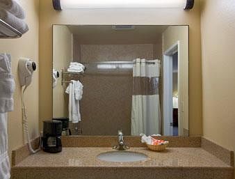 Howard Johnson Inn and Suites Reseda photo 4