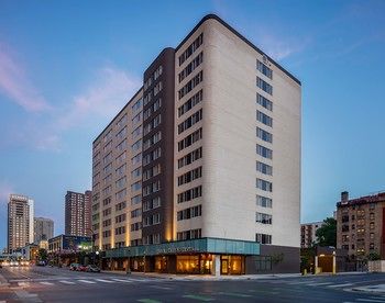 DoubleTree Suites by Hilton Minneapolis Downtown - Tap to explore photos