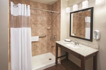 La Quinta Inn & Suites by Wyndham Far Rockaway photo 4