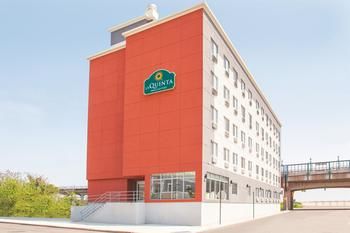 La Quinta Inn & Suites by Wyndham Far Rockaway photo 3
