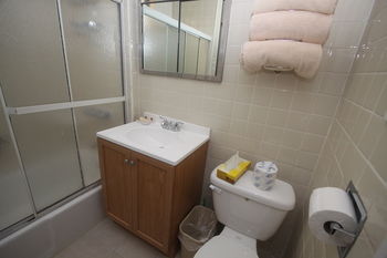 Midwood Suites photo 3