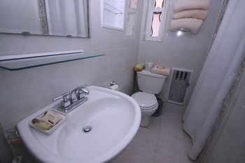 Midwood Suites photo 5