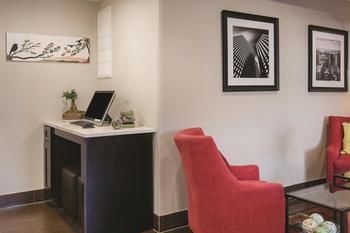 La Quinta Inn & Suites Brooklyn East photo 5