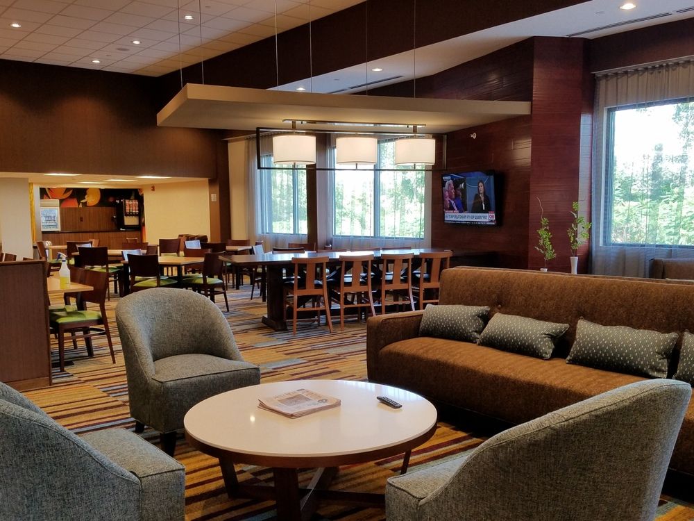Fairfield Inn & Suites by Marriott Springfield Holyoke image 1