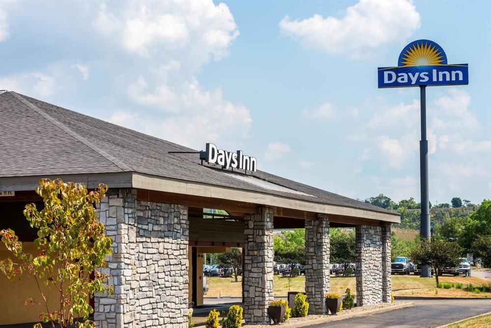 Days Inn by Wyndham Pittsburgh-Harmarville image 1
