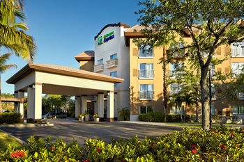 Holiday Inn Express Naples Downtown 5th Avenue - Tap to explore photos