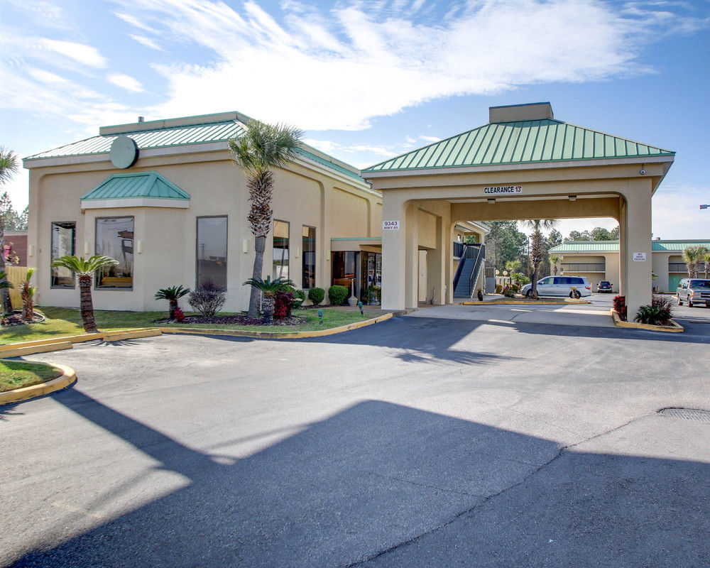 Econo Lodge Inn & Suites Gulfport image 1