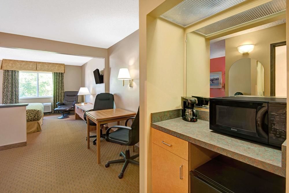 Days Inn & Suites by Wyndham Airport Albuquerque image 1