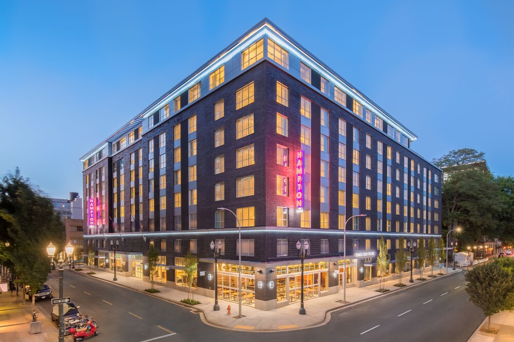 Hampton Inn And Suites By Hilton Portland-Pearl District image 1