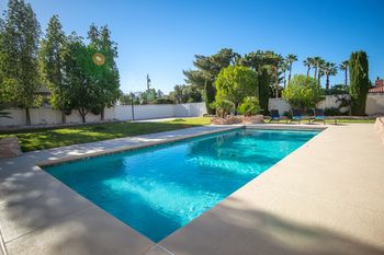 Luxury 6BR 10min to LV Strip Sleeps 20