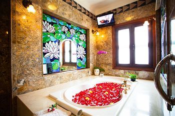 Deep Soaking Bathtub