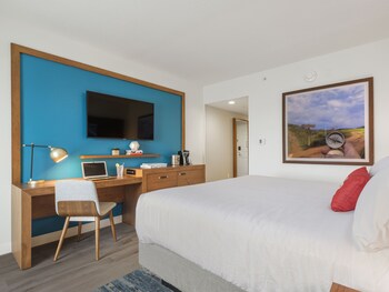 Compass Hotel by Margaritaville Anna Maria Sound Room Type - Deluxe Room, 1 King Bed, Accessible, Marina View