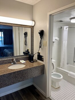Wilkes-Barre Inn & Suites Room Type - Standard Room