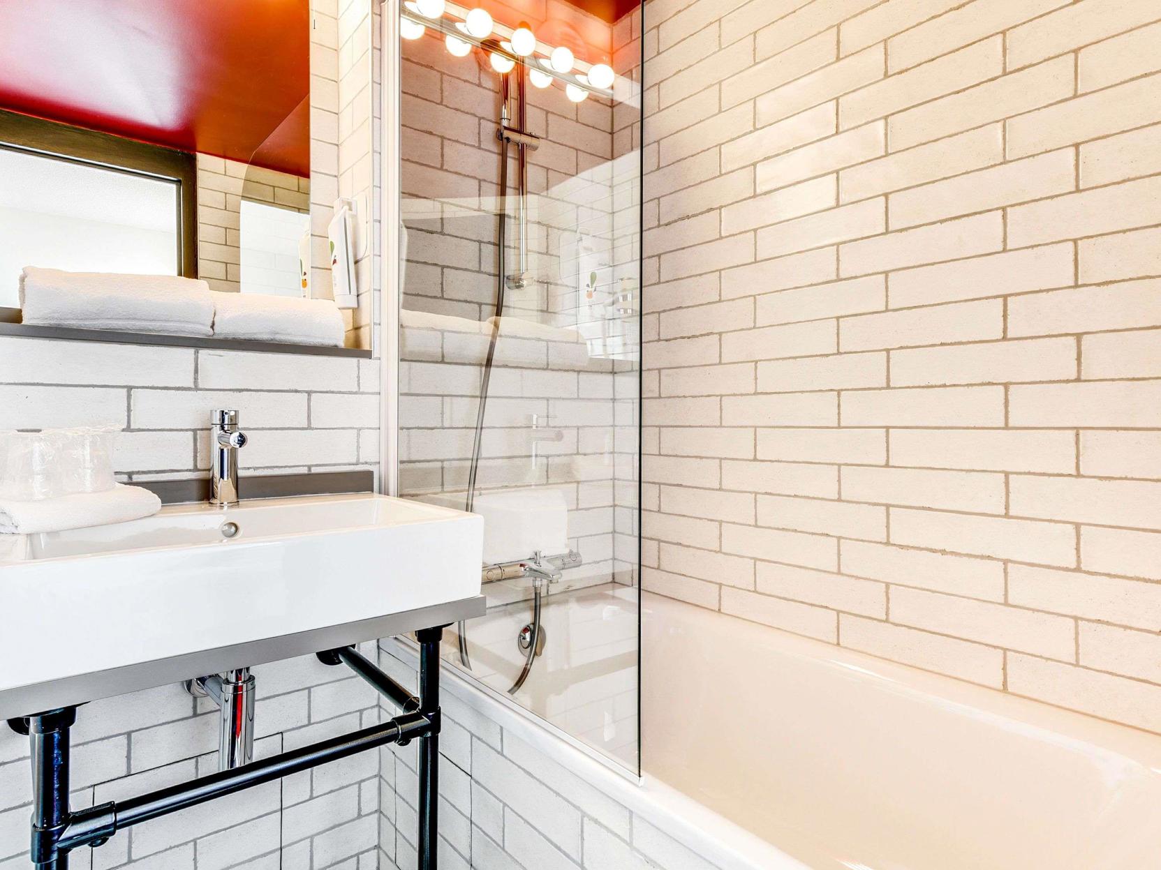 ibis Styles Paris Saint Denis Plaine Room Type - Standard Twin Room, 2 Twin Beds