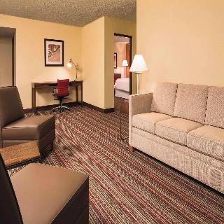 Four Points by Sheraton Bentonville Room Type - Room, 1 King Bed, Hearing Accessible (Roll-in Shower)