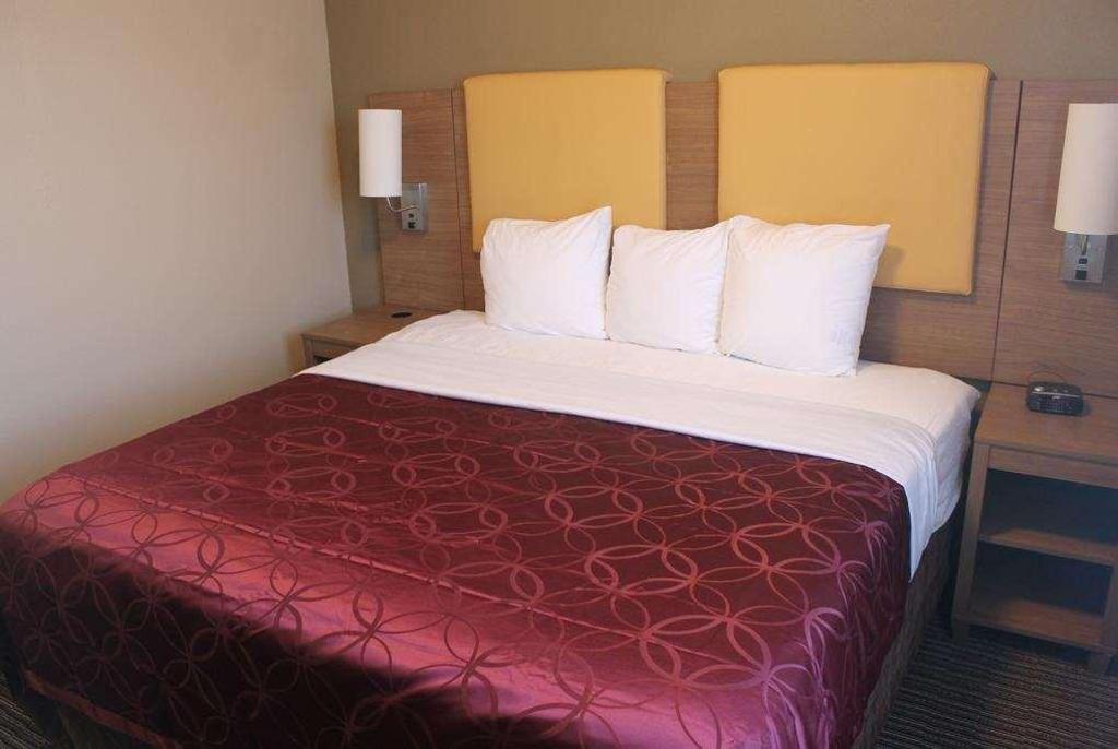 Days Inn by Wyndham Brooklyn Borough Park Room Type - King Room with Roll-In Shower - Mobility/Hearing Accessible - Non-Smoking