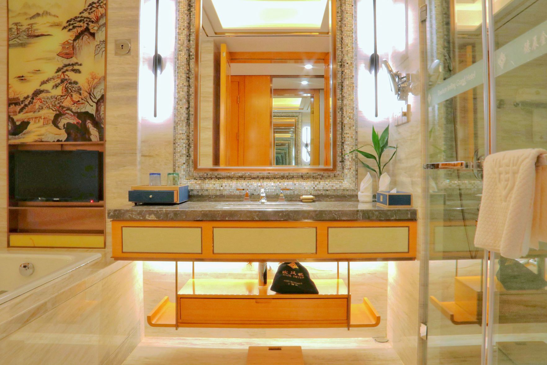 Dechen Jinling Grand Hotel Room Type - Executive Queen Room