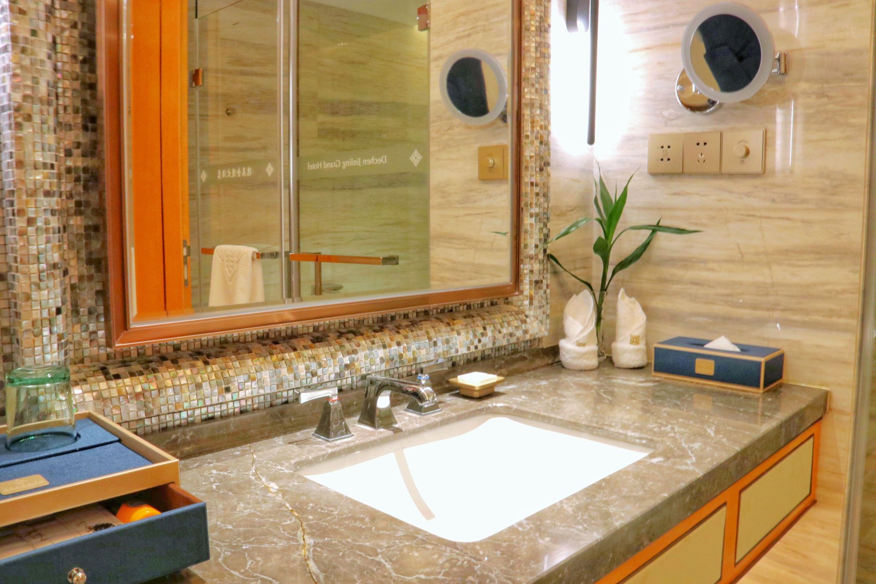 Dechen Jinling Grand Hotel Room Type - Executive River View Double Room