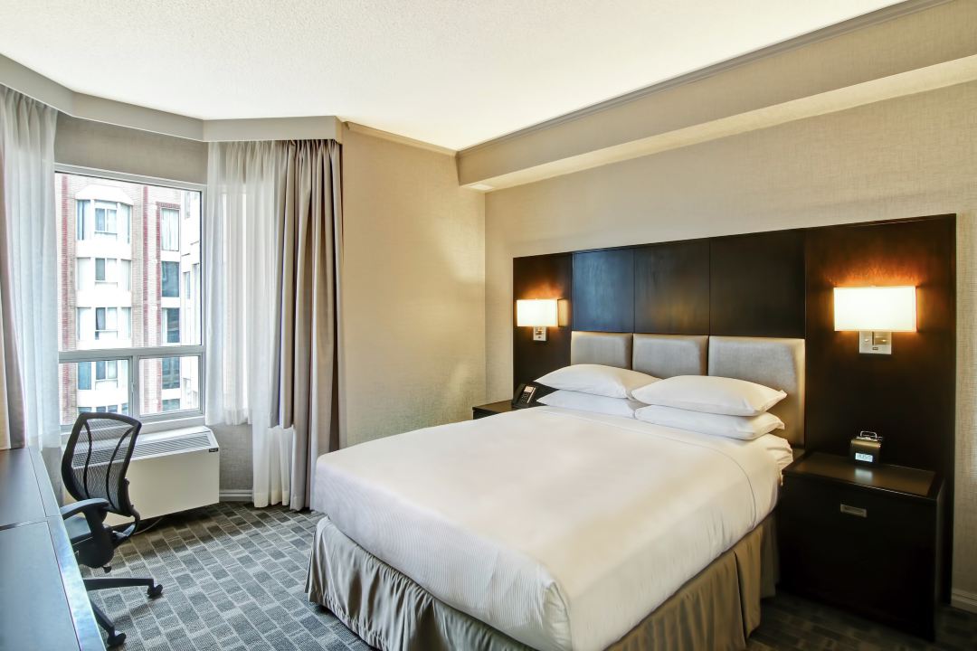 DoubleTree by Hilton Hotel Toronto Downtown Room Type - Standard Guest Room