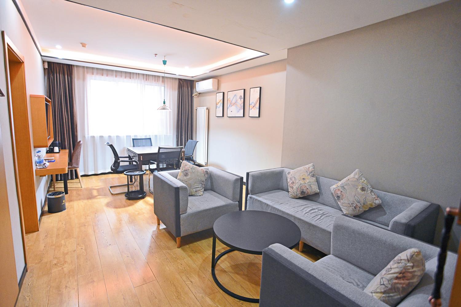 Huayi Select Hotel (Fuping Pinyang Avenue Store) - Tap to explore photos