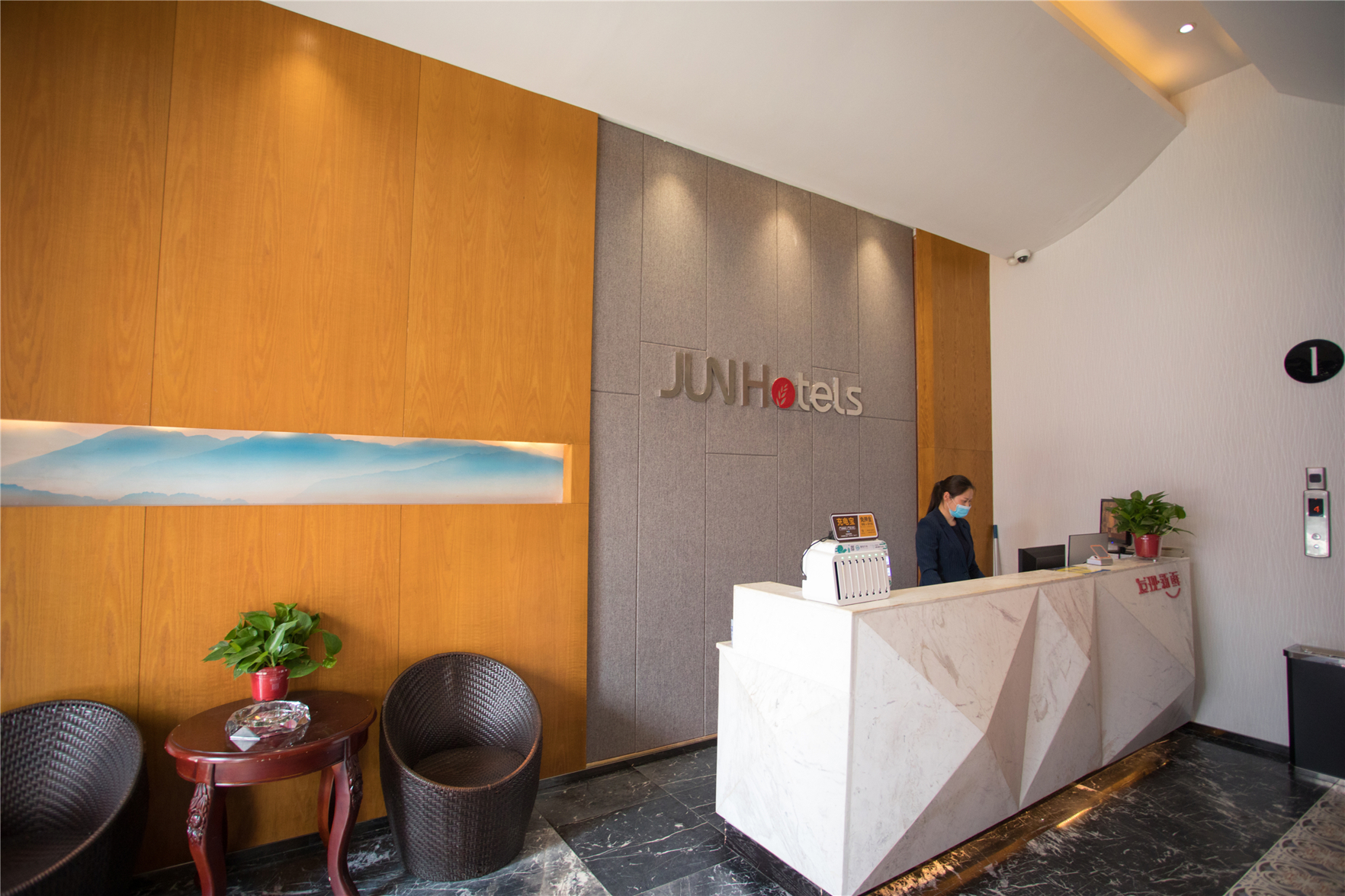 Junyi Hotel (Shouxian Ancient City Wall) - Tap to explore photos