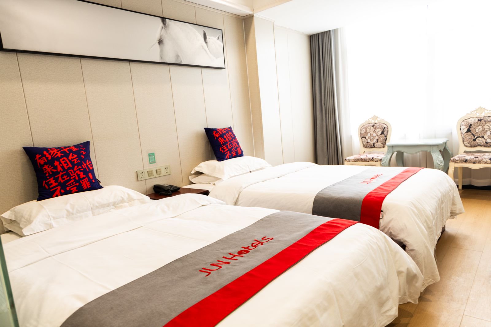 Junyi Hotel (Shouxian Ancient City Wall) - Tap to explore photos