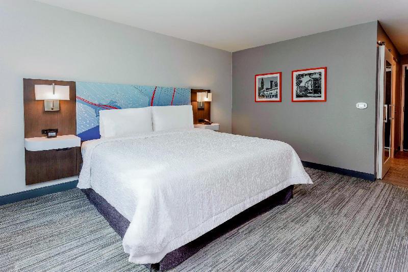 Hampton Inn by Hilton Oakland Downtown-City Center - Tap to explore photos