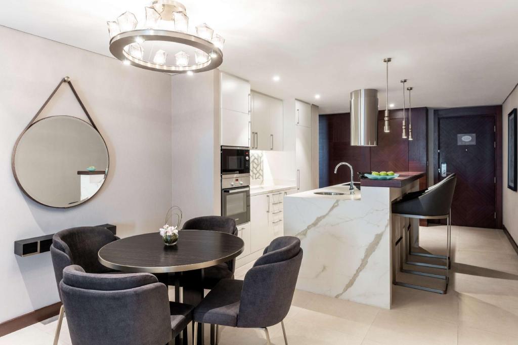 Hilton Doha The Pearl Room Type - Superior One-Bedroom Suite with Partial Sea View 