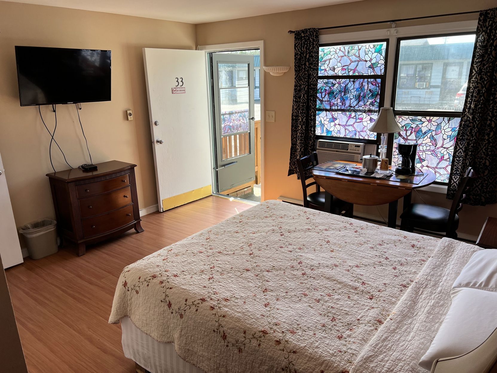 Great House Motel Room Type - 1 Queen Medium Size
