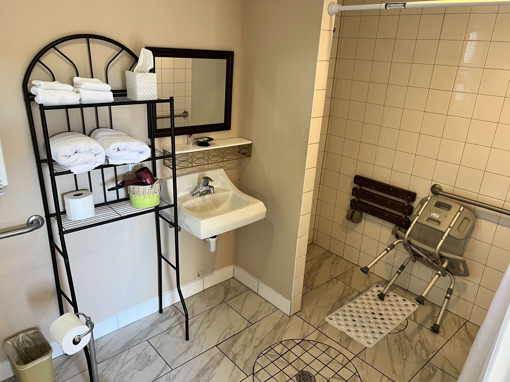 Great House Motel Room Type - 1 Queen Bed Room - accessible