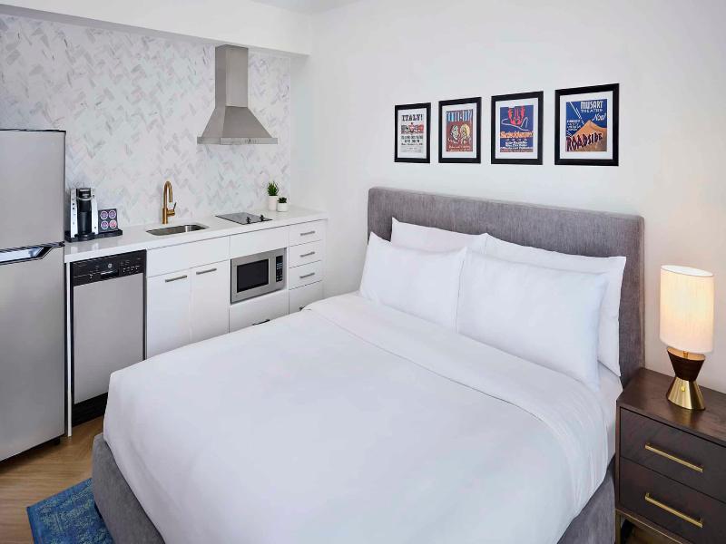 Pantages Hotel Downtown Toronto Room Type - Deluxe City King Room