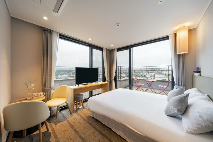 Shin Shin Hotel Cheonjiyeon - Tap to explore photos