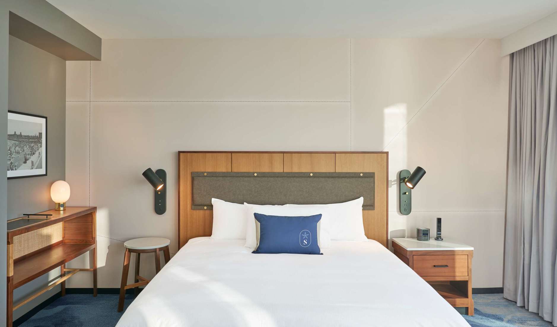 Sable at Navy Pier Chicago, Curio Collection by Hilton Room Type - Hearing Accessible King Room