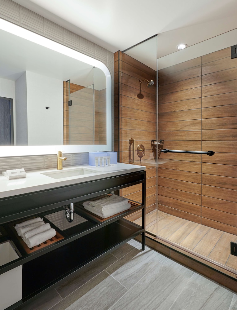 Sable at Navy Pier Chicago, Curio Collection by Hilton Room Type - 2 QUEENS CORNER HIGH FLOOR Sable at Navy Pier Chicago, Curio Collection by Hilton Room Type - 2 QUEENS CORNER HIGH FLOOR