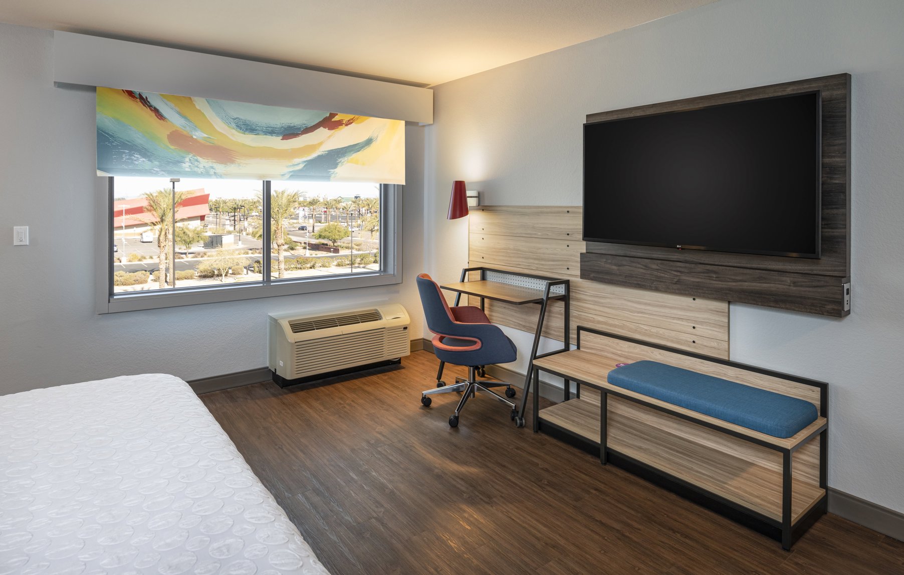 Tru By Hilton Phoenix Glendale Westgate, AZ Room Type - 1 KING ACCESSIBLE TUB