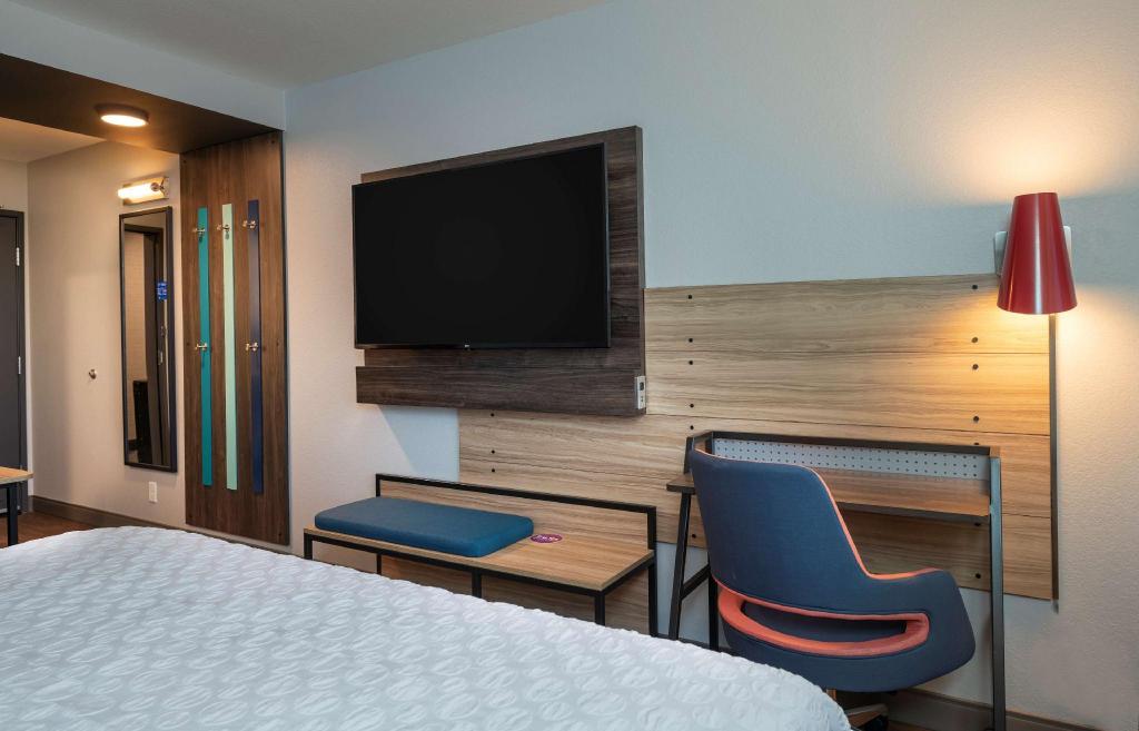Tru By Hilton Phoenix Glendale Westgate, AZ Room Type - 1 KING HEARING ACCESSIBLE