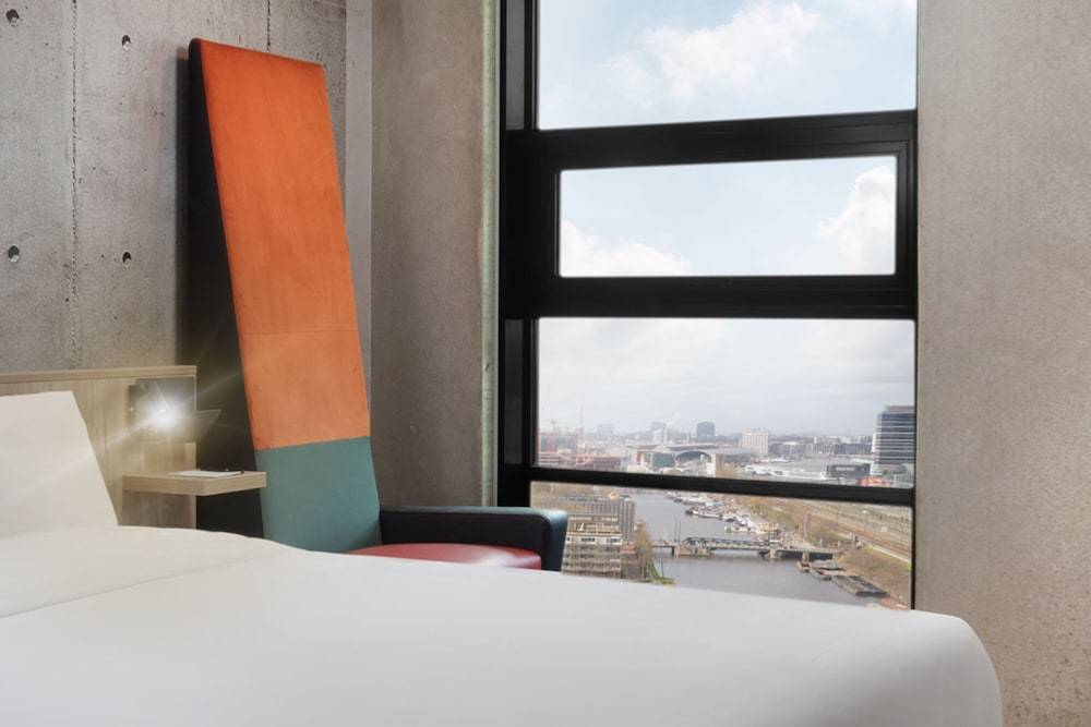 Room:1000px