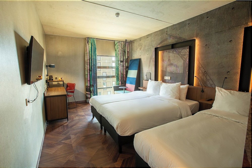 Room:1000px