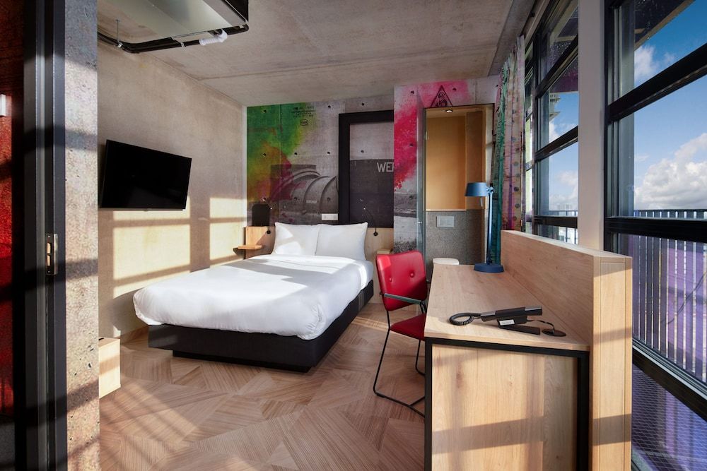 Room:1000px