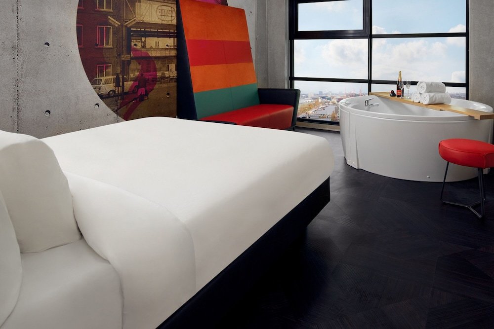 Room:1000px