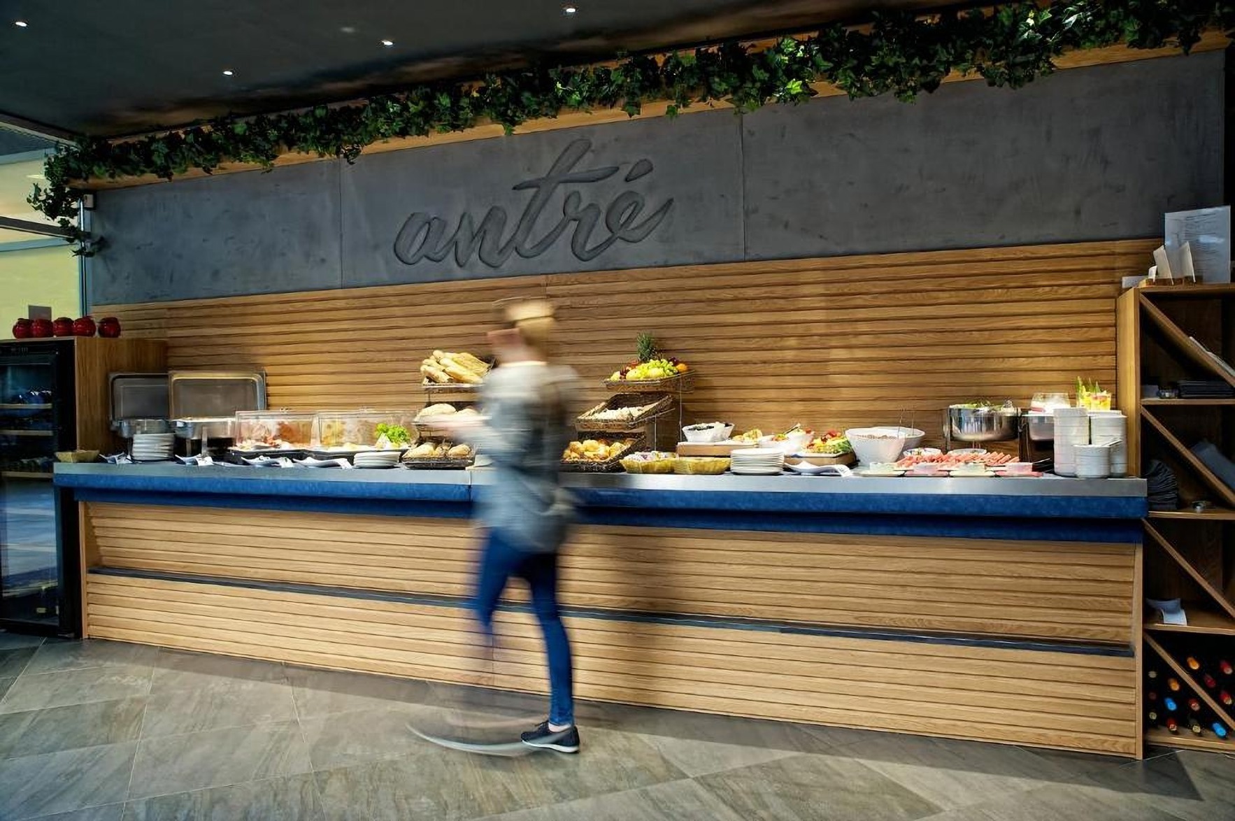 Dining or Meeting Rooms