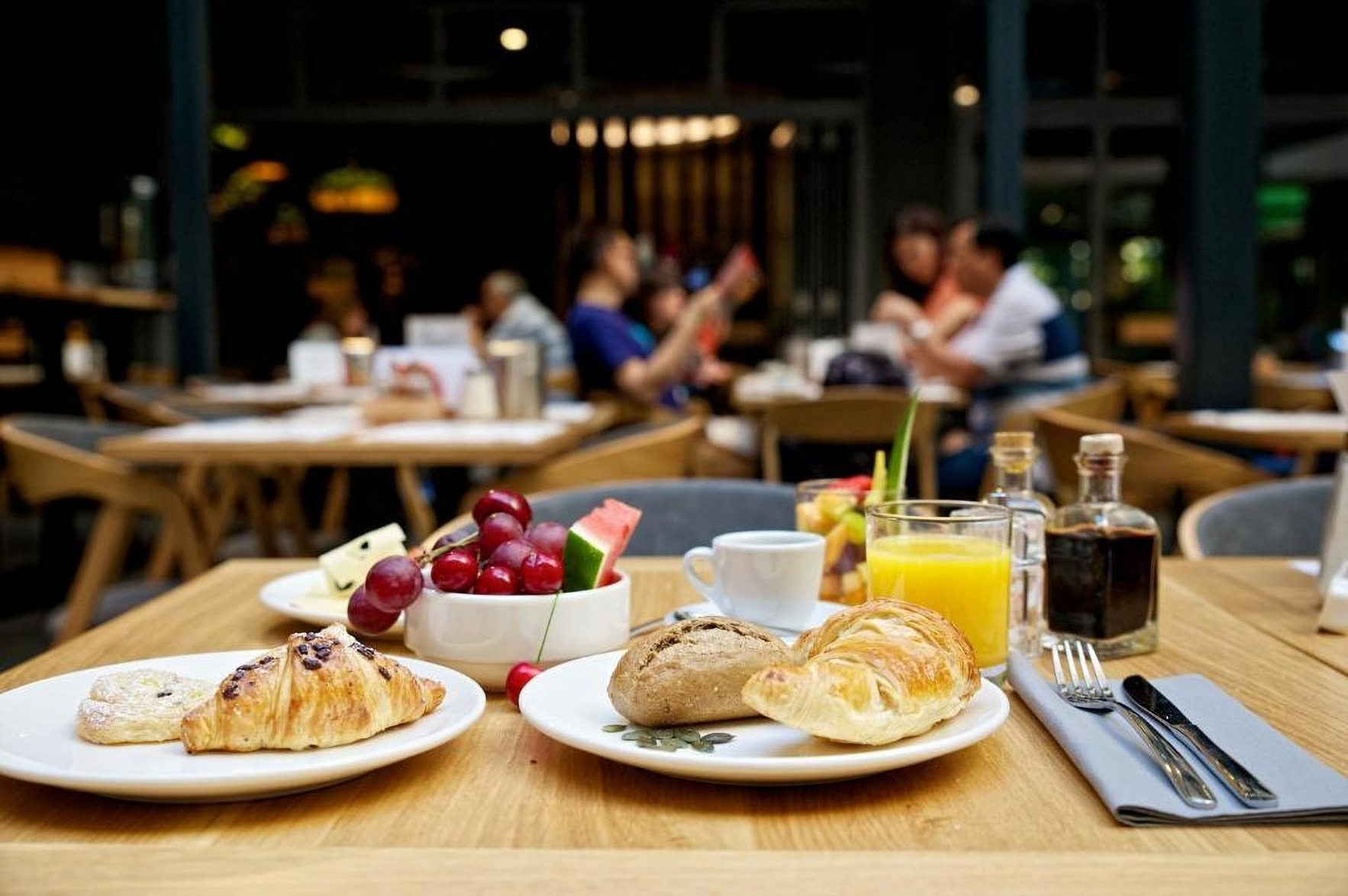 Dining or Meeting Rooms