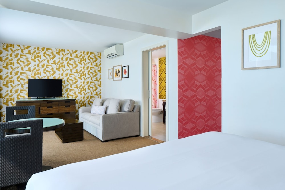 Kaimana Beach Hotel Room Type - JUNIOR SUITE OCEAN FRONT