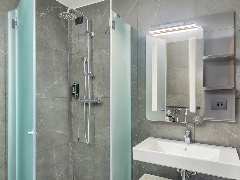 B&B Hotel Milano City Center Duomo Room Type - Standard Twin Room, Mobility Accessible