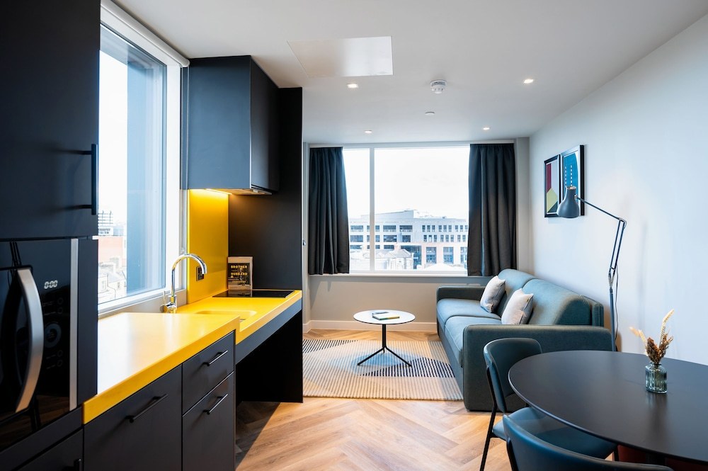 Room:1000px