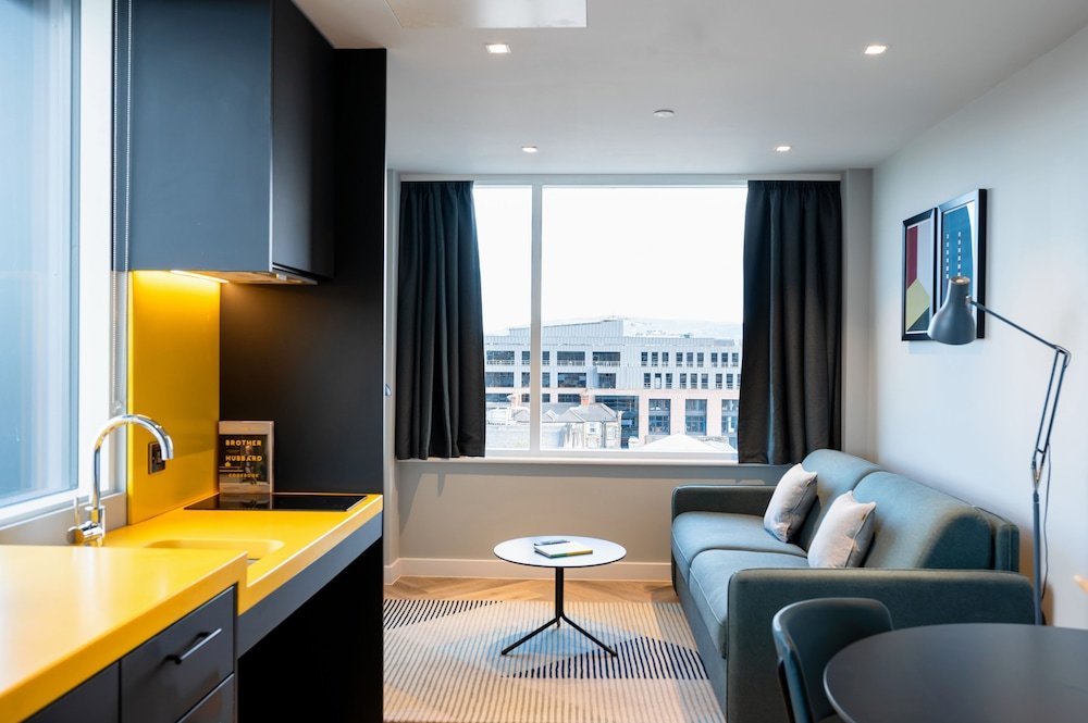 Room:1000px